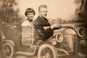 1929 JdR en Grietje Rutgers bij fotograaf in de auto